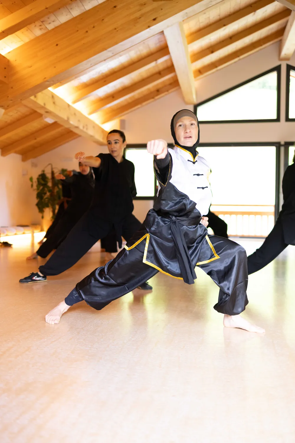 Élodie en posture de Kung Fu, poing tendu, pendant un cours