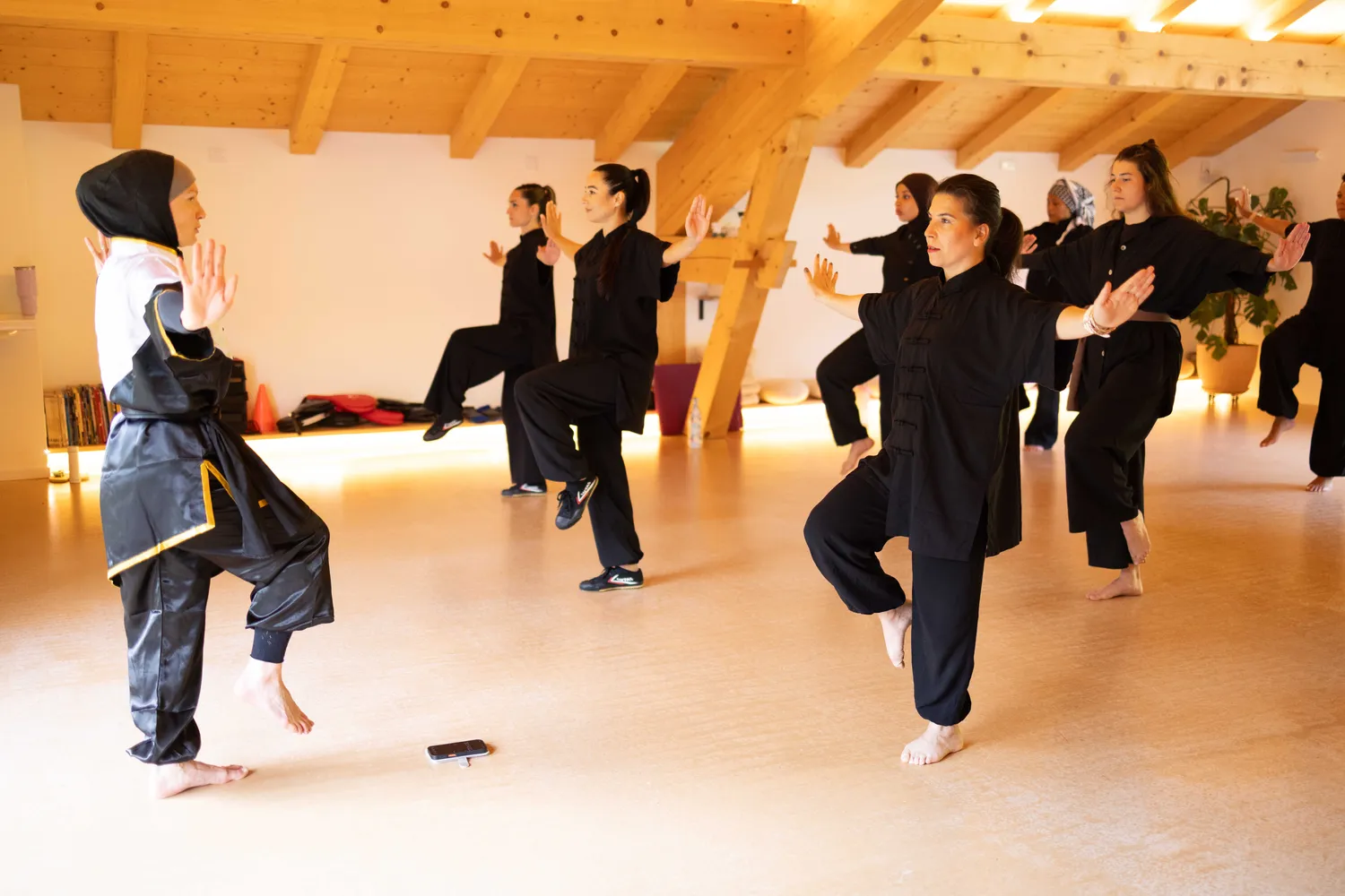 Groupe en pratique collective dans la salle de l'école