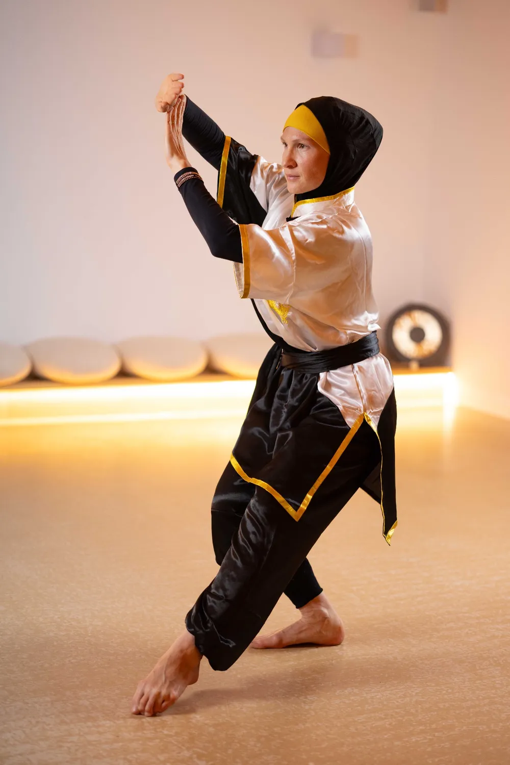 Élodie dans une posture basse de Kung Fu, salle de l'école